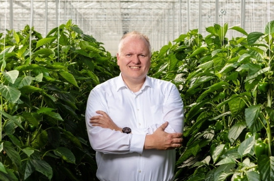 Productspecialist Martin Meuldijk in gewas
