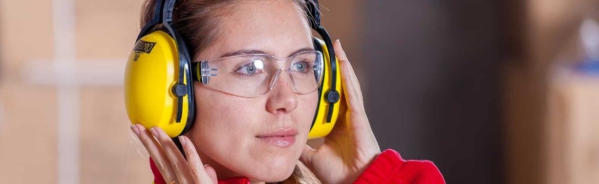 Vrouw met gehoorbescherming